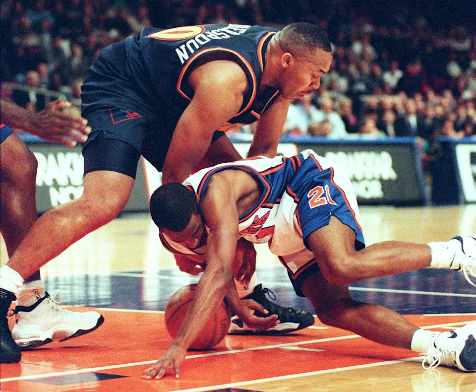 Golden State Warriors' Clarence Weatherspoon (top) and the New York Knicks' Charlie Ward (bottom) battle for a loose ball in the first quarter at Madison Square Garden 24 February in New York. AFP PHOTO Henny Ray ABRAMS (Photo by HENNY RAY ABRAMS / AFP)  (Photo credit should read HENNY RAY ABRAMS/AFP via Getty Images)