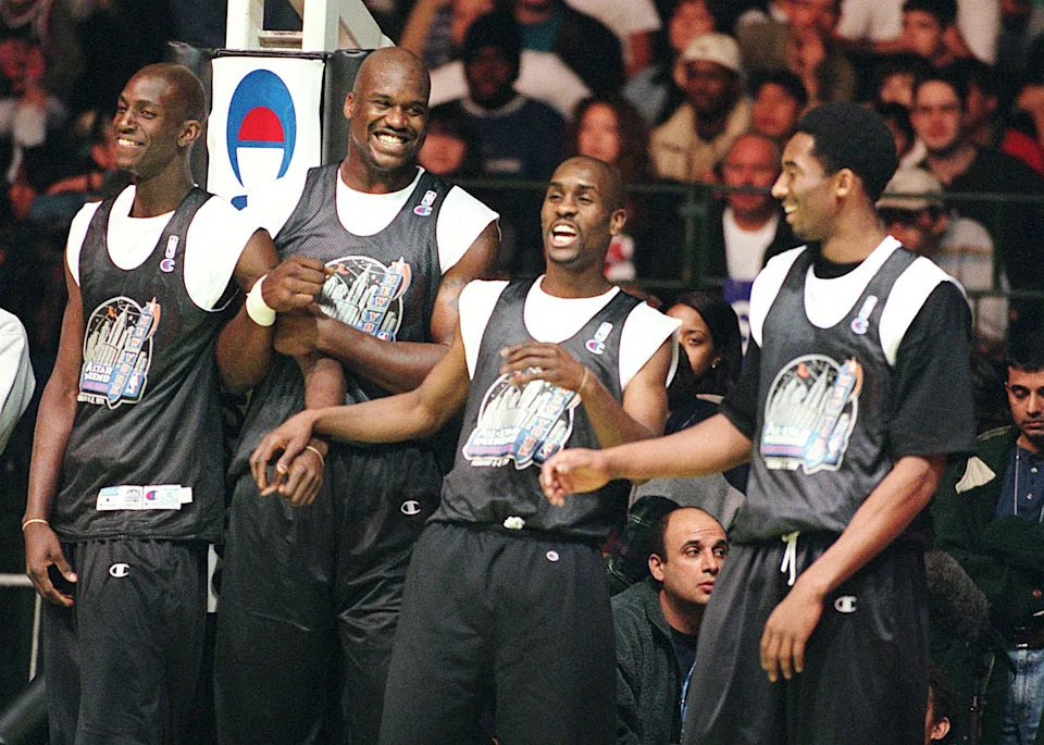NBA Western Conference starters (L-R) Kevin Garnett of the Minnesota Timberwolves, Shaquille O'Neal of the Los Angeles Lakers, Gary Payton of the Seattle Supersonics and Kobe Bryant of the Lakers wait their turn on the court during the morning practice session at the Jacob Javits Convention Center during the 1998 All-Star Weekend 07 February. The NBA All-Star Game will takes place 08 February at Madison Square Garden in New York. AFP PHOTO Timothy A. Clary (Photo by Timothy A. CLARY / AFP)  (Photo credit should read TIMOTHY A. CLARY/AFP via Getty Images)