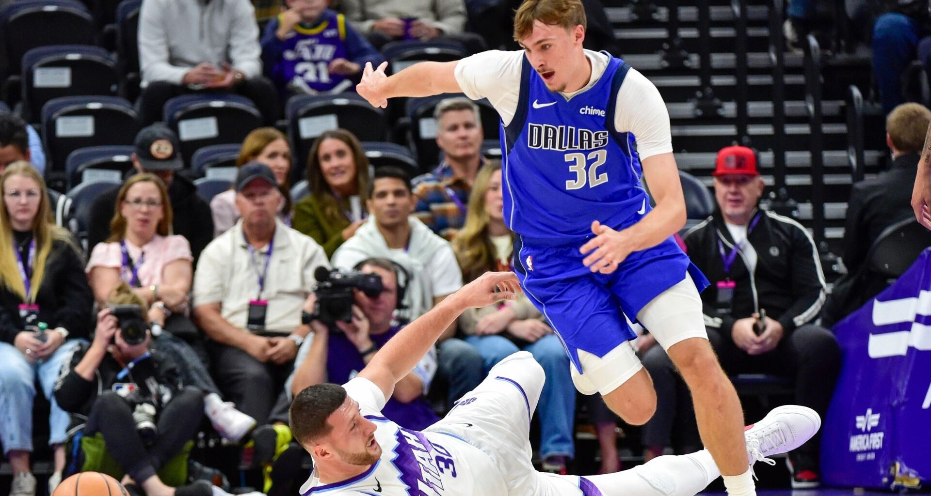 Giannis Antetokounmpo (L), Cooper Flagg (R)