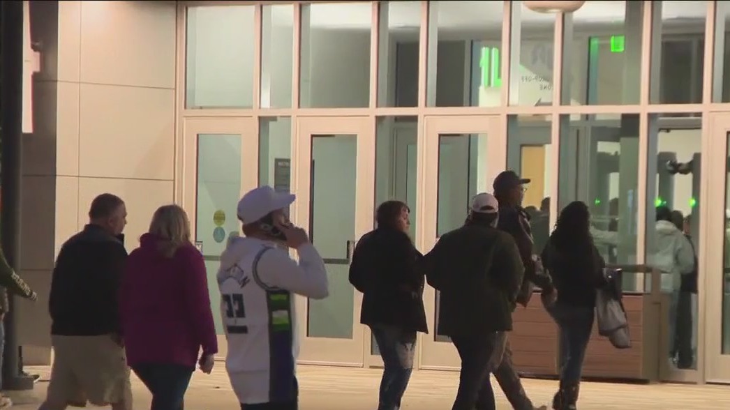 Bucks fans honor Khris Middleton in opener win against Wizards