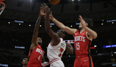 Photo of Houston Rockets players defending a Chicago Bulls player