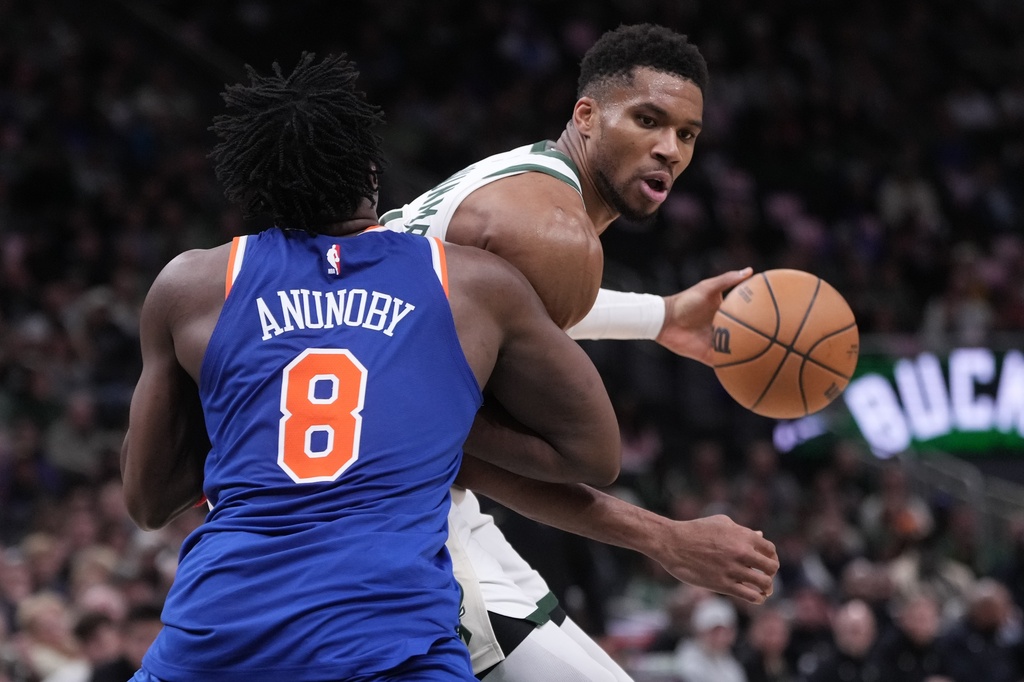 Giannis Antetokounmpo refutes Knicks trade rumors — kind of
