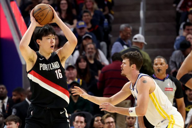 Portland Trail Blazers' Yang Hansen (16) looks to pass against the Golden State Warriors' Quinten Post (21) in the second quarter of an NBA preseason game at Chase Center in San Francisco, Calif., on Wednesday, Oct. 8, 2025. (Ray Chavez/Bay Area News Group)