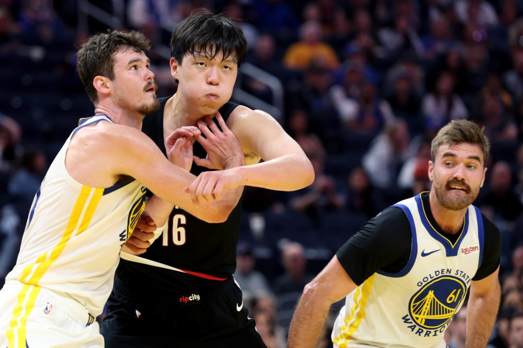 Blazers’ Hansen Yang plays vs. Warriors, Steph Curry