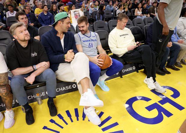 Former Golden State Warriors center Zaza Pachulia talks with Golden...