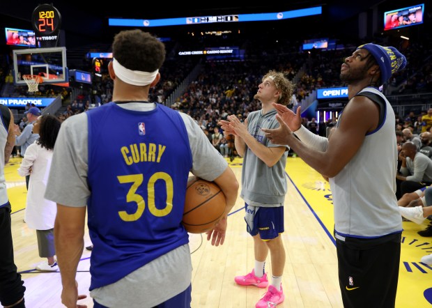 Golden State Warriors' Seth Curry, #30 Brandin Podziemski #2 and...