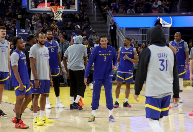 Golden State Warriors' Stephen Curry wears the #31 jersey of...