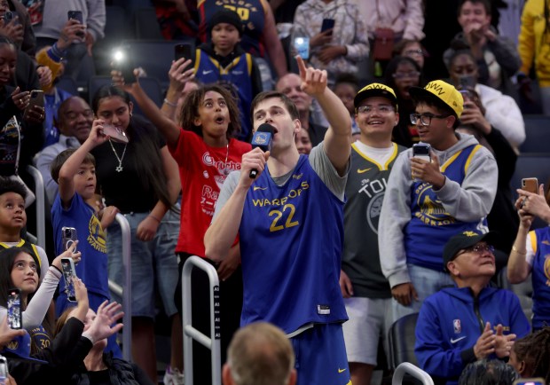 Golden State Warriors rookie Alex Toohey #22 Iowa into the stands as he sings "Wonderwall" by Oasis during their open practice at the Chase Center in San Francisco, Calif., on Thursday, Oct. 9, 2025. (Jane Tyska/Bay Area News Group)