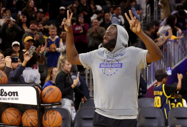 Golden State Warriors' Draymond Green #23 gestures to the crowd...
