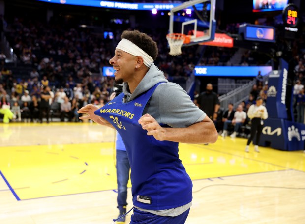 Golden State Warriors' Seth Curry #31 wears a jersey with...