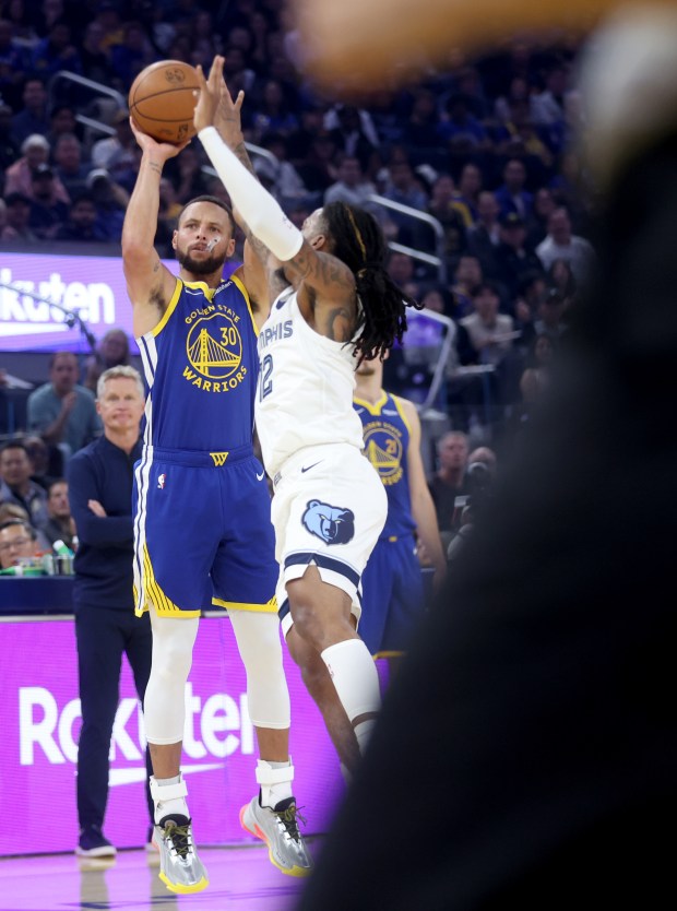 Golden State Warriors' Stephen Curry #30 shoots past Memphis Grizzlies'...