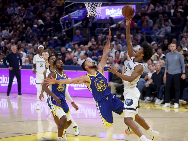 Golden State Warriors' Stephen Curry #30 guards Memphis Grizzlies' Jaylen...