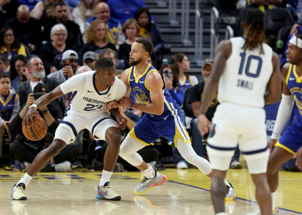 Golden State Warriors' Stephen Curry #30 guards Memphis Grizzlies' Cedric...