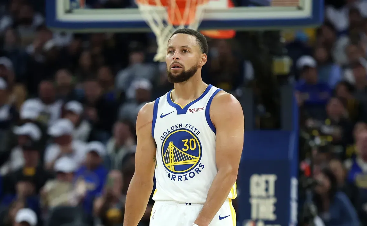Warriors' Stephen Curry and Steve Kerr show pride in testing the jumbo lineup in the victory vs Nuggets