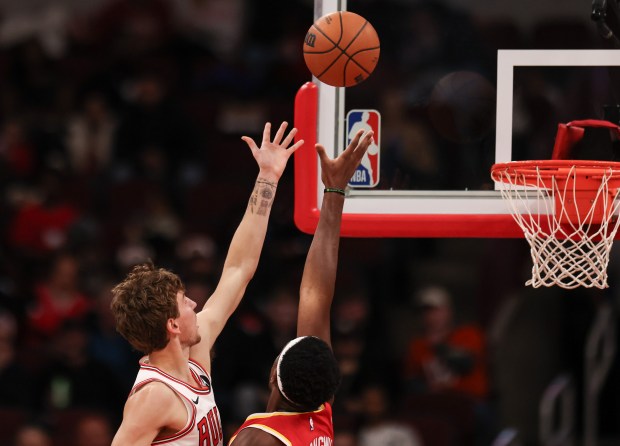 Chicago Bulls forward Matas Buzelis (14) makes a basket over Atlanta Hawks' Onyeka Okongwu (17) in the fourth quarter during a game, Monday, Oct. 27, 2025, at the United Center in Chicago. (Dominic Di Palermo/Chicago Tribune)