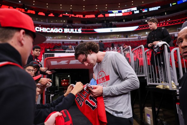 Chicago Bulls guard Josh Giddey signs autographs before the Bulls play the Detroit Pistons at the United Center Wednesday Oct. 22, 2025 in Chicago. (Armando L. Sanchez/Chicago Tribune)