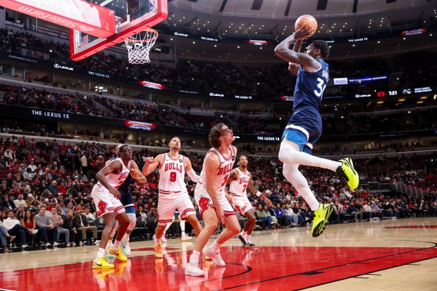 Minnesota Timberwolves forward Julius Randle (30) goes up for a shot over Chicago Bulls guard Josh Giddey (3) during the first quarter at the United Center Thursday Oct. 16, 2025, in Chicago. (Armando L. Sanchez/Chicago Tribune)