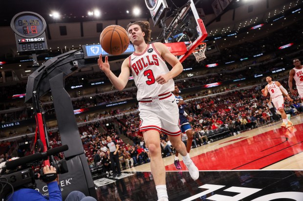 Chicago Bulls guard Josh Giddey (3) chases a ball out-of-bounds during the first quarter against the Minnesota Timberwolves at the United Center Thursday Oct. 16, 2025, in Chicago. (Armando L. Sanchez/Chicago Tribune)