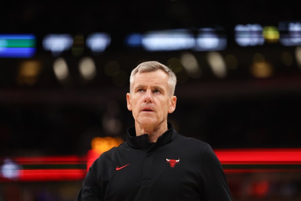 Chicago Bulls head coach Billy Donovan calls a time-out during the second quarter against the Minnesota Timberwolves at the United Center Thursday Oct. 16, 2025, in Chicago. (Armando L. Sanchez/Chicago Tribune)