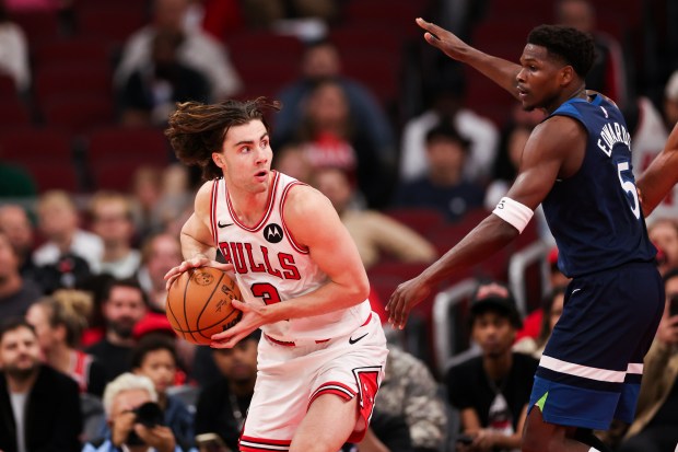 Minnesota Timberwolves guard Anthony Edwards (5) guards Chicago Bulls guard Josh Giddey (3) during the first quarter at the United Center Thursday Oct. 16, 2025, in Chicago. (Armando L. Sanchez/Chicago Tribune)