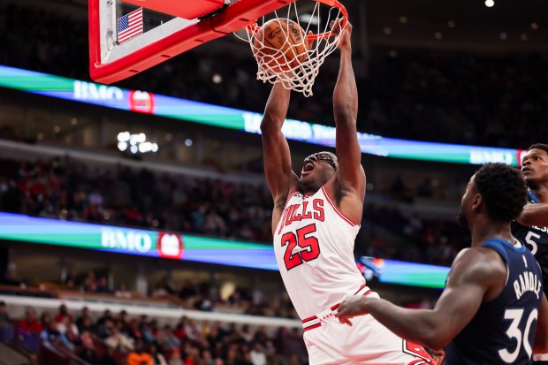 Chicago Bulls forward Jalen Smith (25) dunks the ball during the third quarter against the Minnesota Timberwolves at the United Center Thursday Oct. 16, 2025, in Chicago. (Armando L. Sanchez/Chicago Tribune)