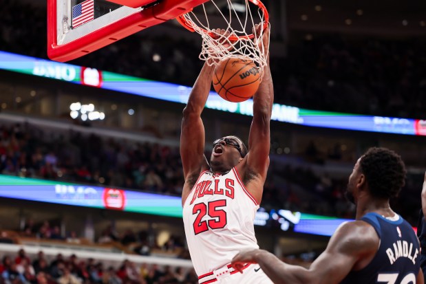 Chicago Bulls forward Jalen Smith (25) dunks the ball during the third quarter against the Minnesota Timberwolves at the United Center Thursday Oct. 16, 2025, in Chicago. (Armando L. Sanchez/Chicago Tribune)