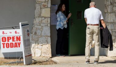 No, you can't vote in your Spurs jersey