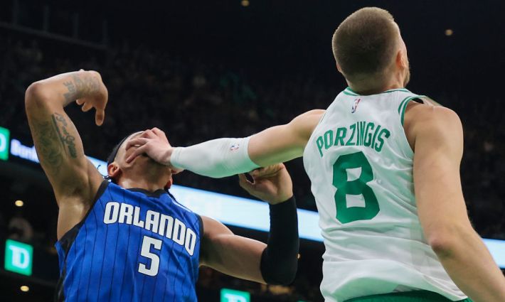 Kristaps Porzingis palms Paolo Banchero's face