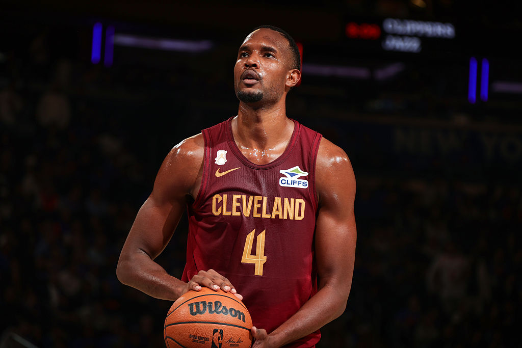 NEW YORK, NY - OCTOBER 22: Evan Mobley #4 of the Cleveland Cavaliers free throw during the game against the New York Knicks on October 22, 2025 at Madison Square Garden in New York City, New York. NOTE TO USER: User expressly acknowledges and agrees that, by downloading and or using this photograph, User is consenting to the terms and conditions of the Getty Images License Agreement. Mandatory Copyright Notice: Copyright 2025 NBAE (Photo by Nathaniel S. Butler/NBAE via Getty Images)