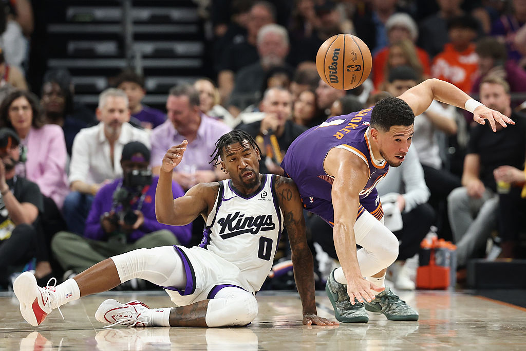 Kings relinquish 20-point advantage in season opener, fall 120-116 to Phoenix