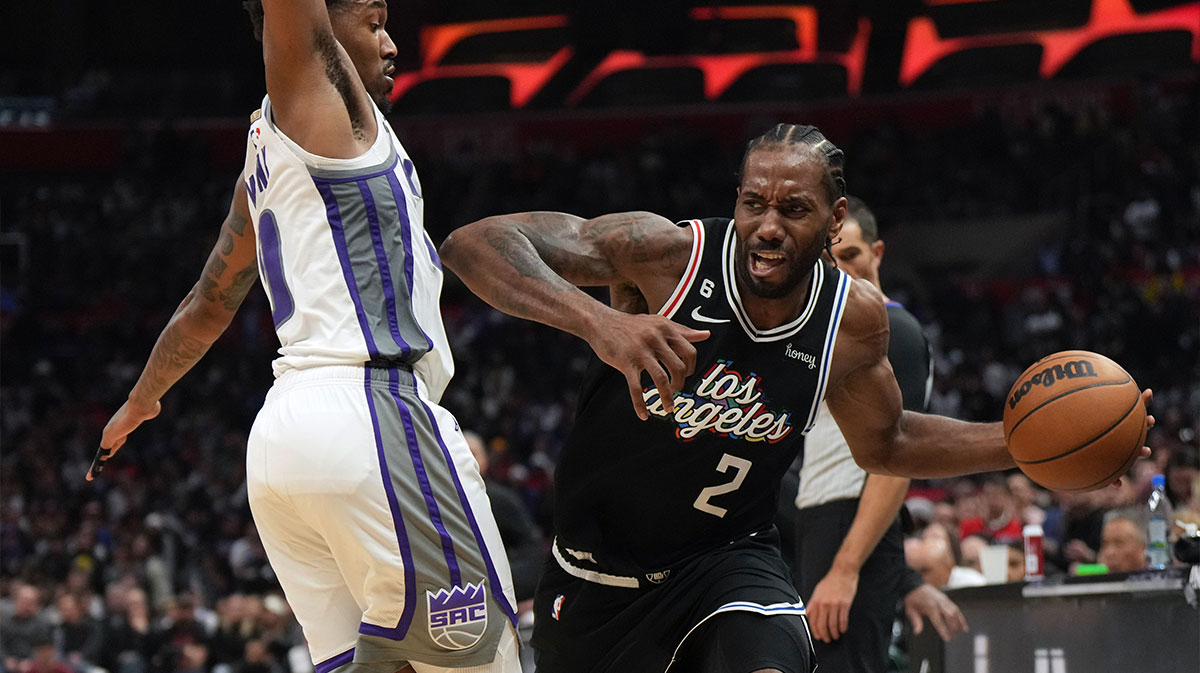 LA Clippers forward Kawhi Leonard (2) is defended by Sacramento Kings guard Malik Monk (0) in the second half at Crypto.com Arena. The Kings defeated the Clippers 176-175 in double overtime.