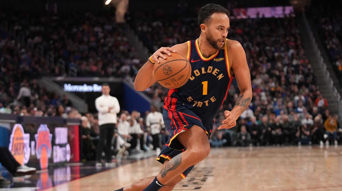 Golden State Warriors forward Kyle Anderson (1) dribbles the ball against the Oklahoma City Thunder in the third quarter at the Chase Center.
