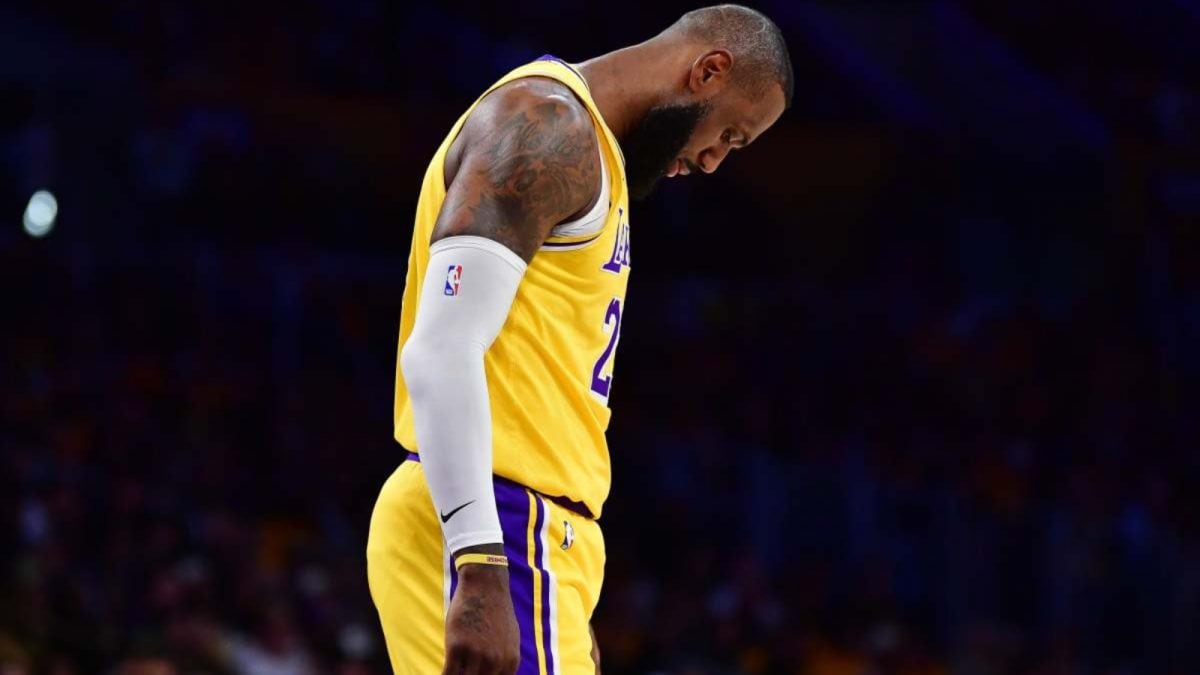 LeBron James Sits Out Lakers' First Practice Due To Minor Injury | Sports News