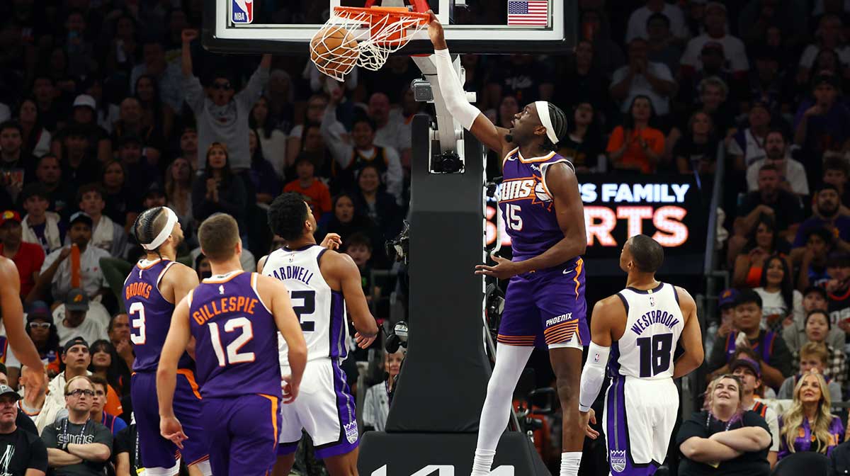 Phoenix Suns center Mark Williams (15) against the Sacramento Kings at the Mortgage Matchup Center.