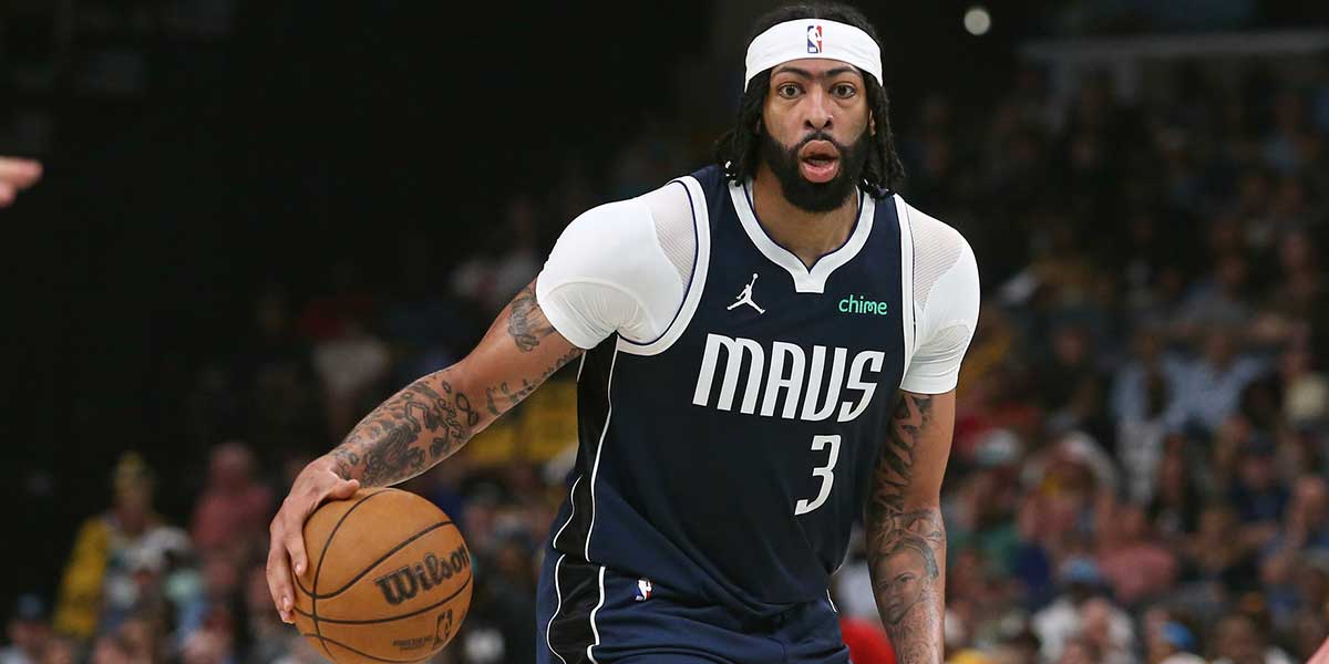 Mavericks forward Anthony Davis (3) dribbles during the second quarter against the Memphis Grizzlies at FedExForum