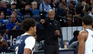 Magic head coach Jamahl Mosley calling out a play during a preseason against the New Orleans Pelicans. (Brandon Green/Spectrum Sports 360)