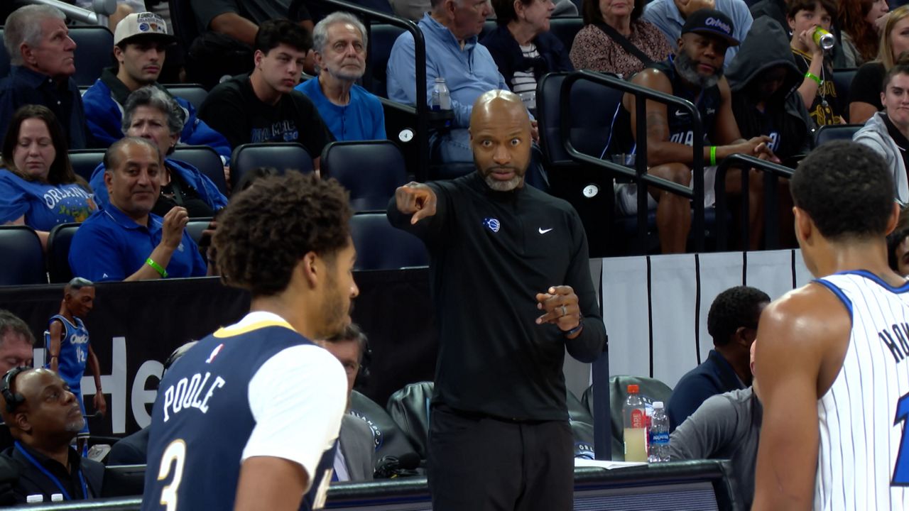 Magic head coach Jamahl Mosley calling out a play during a preseason against the New Orleans Pelicans. (Brandon Green/Spectrum Sports 360)