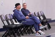Dallas Mavericks head coach Jason Kidd, left, talks with consultant Frank Vogel, right, at...