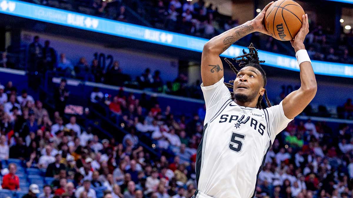 San Antonio Spurs guard Stephon Castle (5) drives to the basket against the New Orleans Pelicans during the first half at Smoothie King Center.