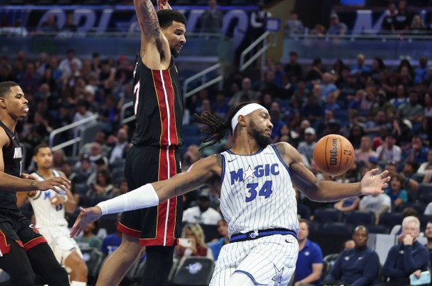 Orlando center Wendell Carter Jr. (34) reaches for a rebound...