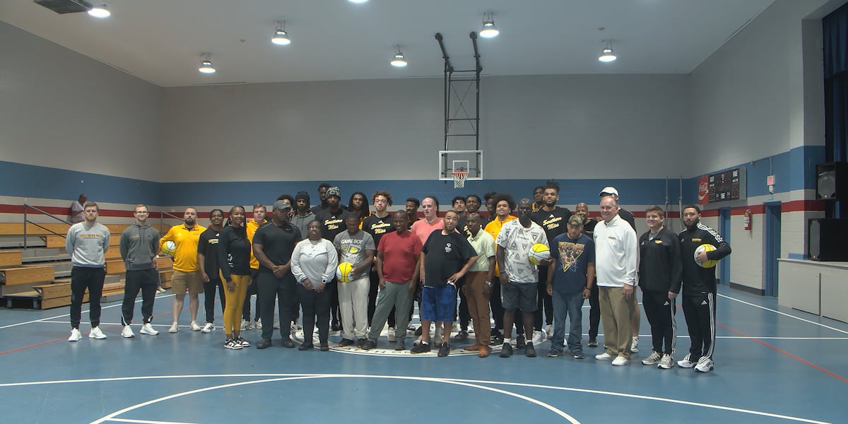 USM men’s basketball team partners with Ellisville State School for camp