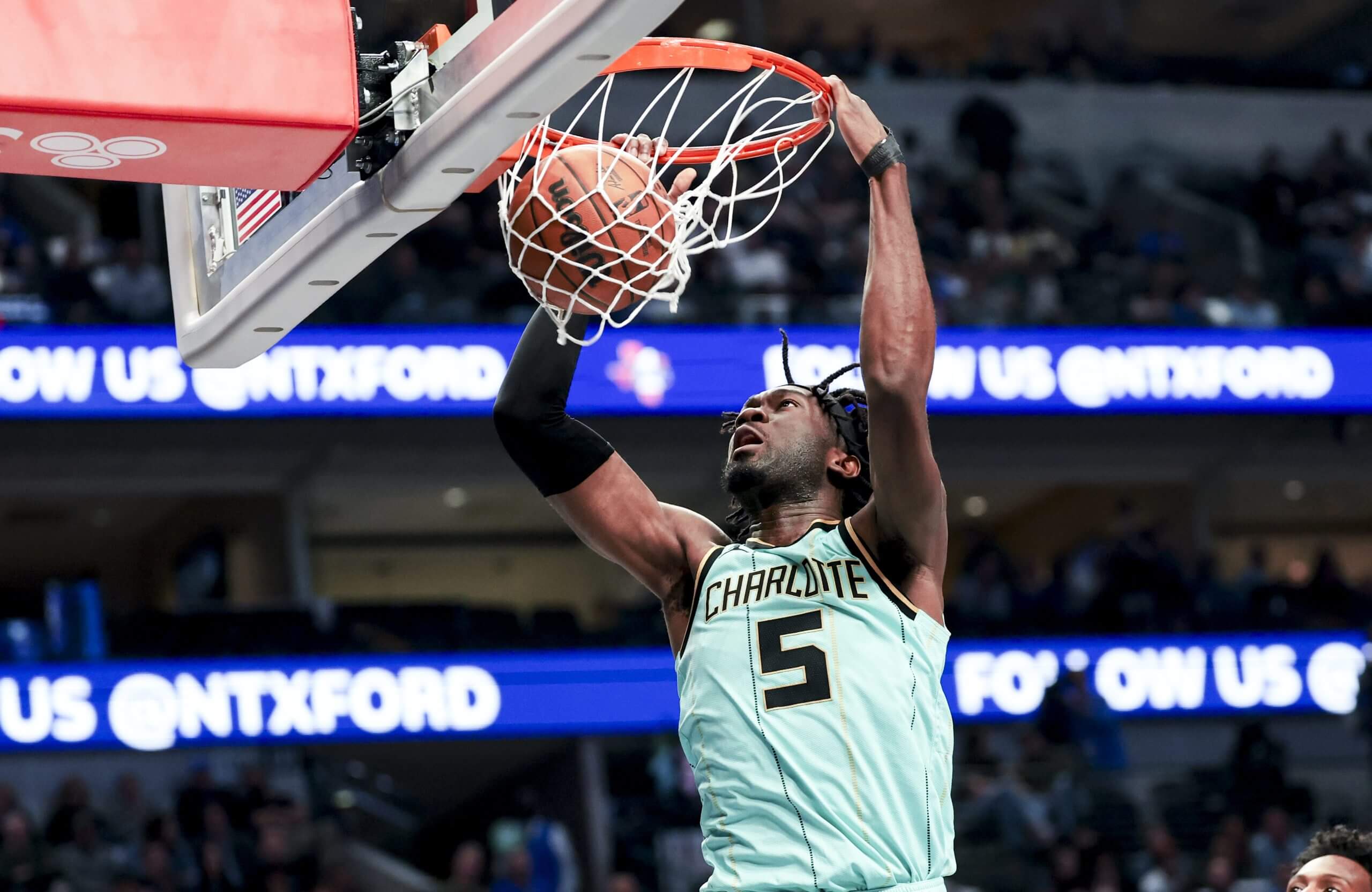 Mark Williams dunks a basketball