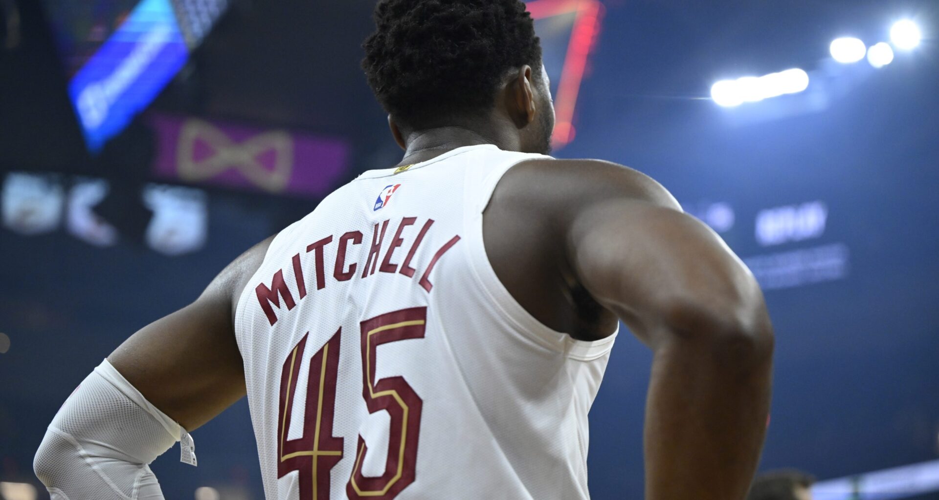 NBA world reacts after Cavaliers coach leaves for WNBA