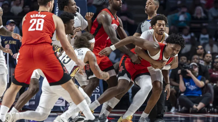 Rockets' Amen Thompson threw a big punch at Pelicans' Jose Alvarado in heated scuffle image