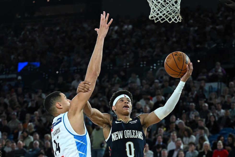 Jeremiah Fears of the New Orleans Pelicans, right, attempts a shot over Jesse Edwards of...