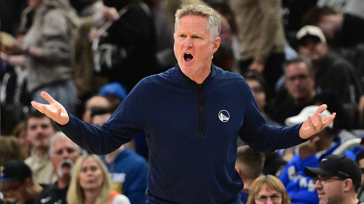 Warriors head coach Steve Kerr calls a play in the 3rd quarter against the Milwaukee Bucks at Fiserv Forum