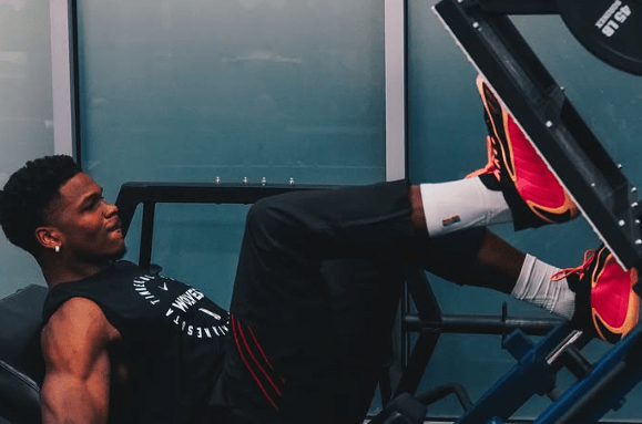 Anthony Edwards working out his legs