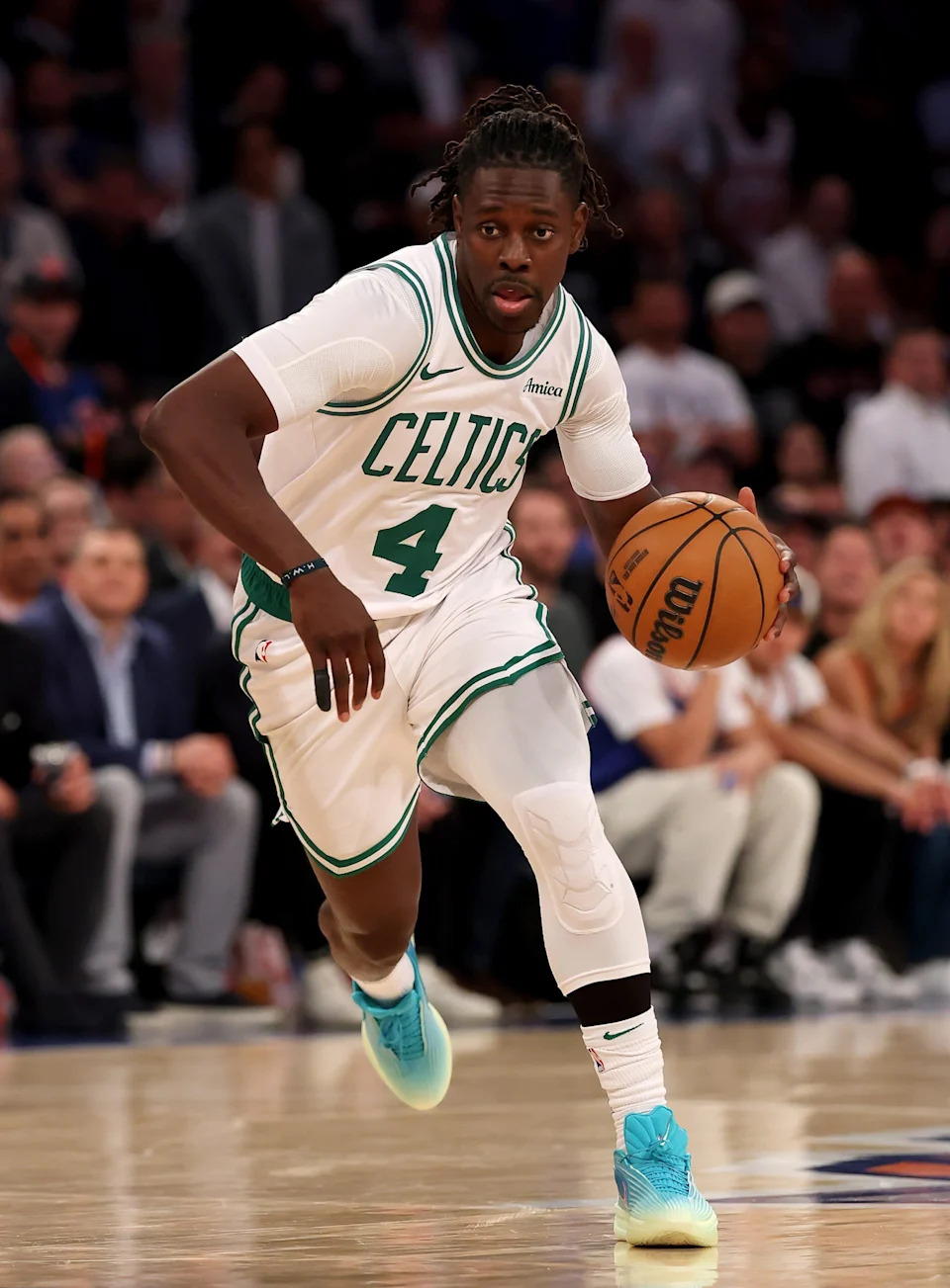 NBA star Jrue Holiday is wasting no time cutting ties to the Boston Celtics as he is now offloading his Massachusetts dwelling for $6.9 million, just months after being traded to the Portland Trail Blazers. <span class="image-credit">(Elsa/Getty Images)</span>