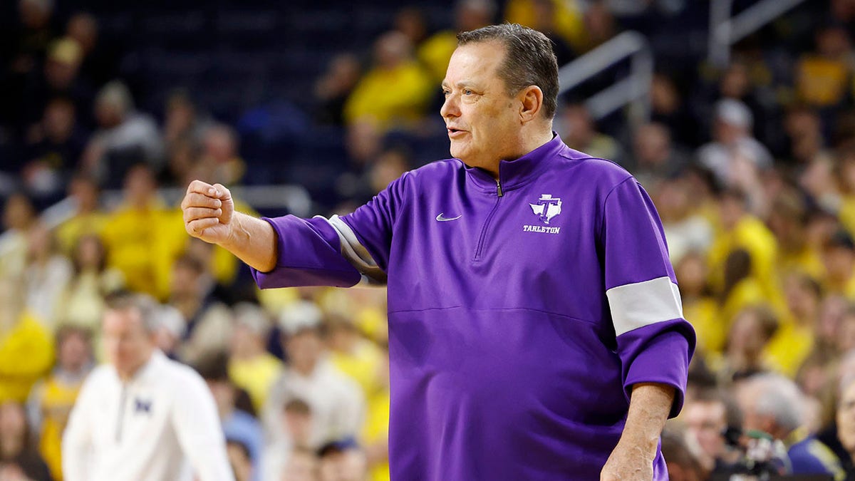 Billy Gillispie looks on