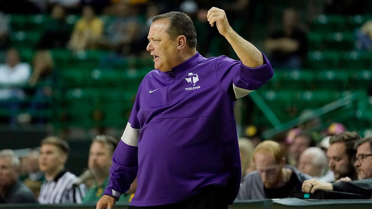 Billy Gillispie reacts